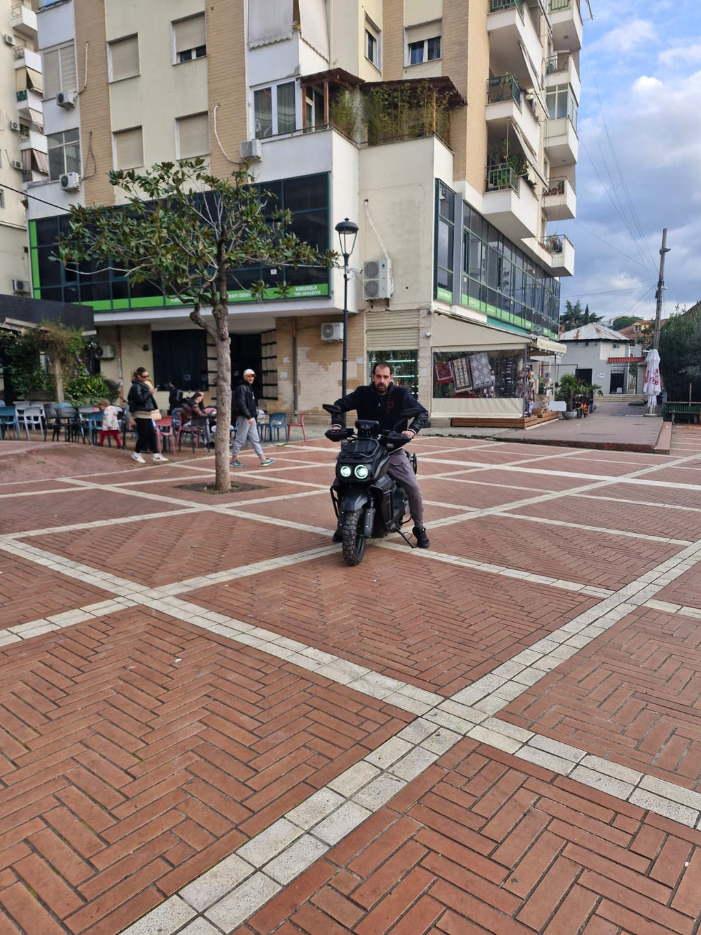 Tank: High speed 2000w 72v electric scooter motorcycle with disc brakes