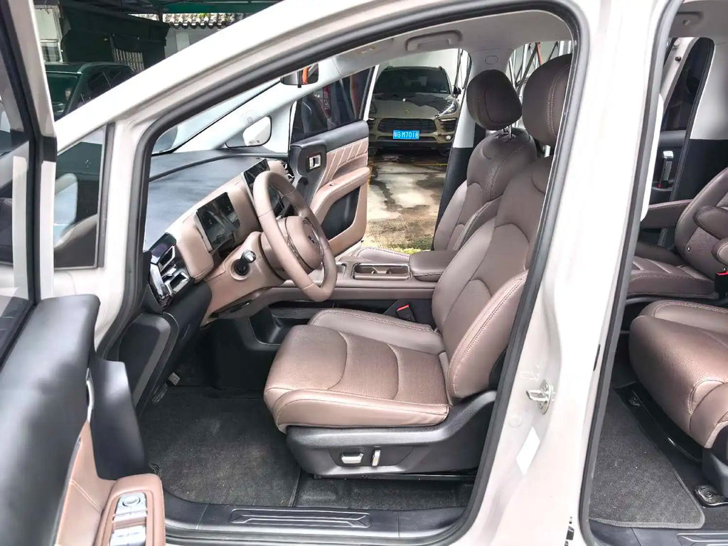 Wuling Xingguang 730，2025 , 5,600km used，500km Luxury Variant, Automatic Transmission, USD15900
