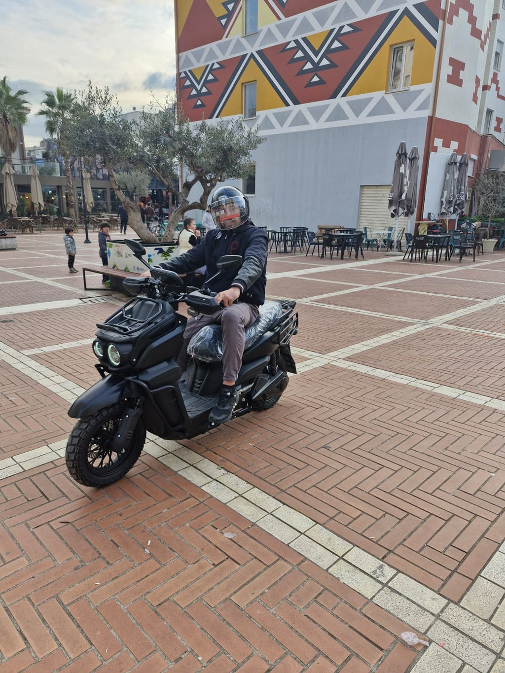 Tank: High speed 2000w 72v electric scooter motorcycle with disc brakes