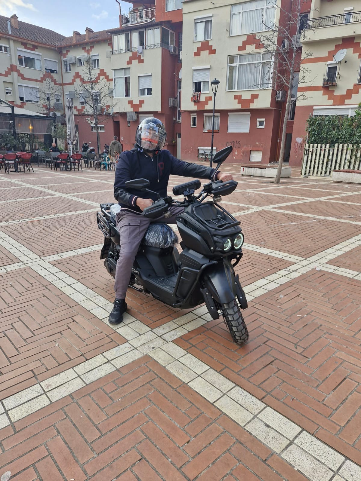 Tank: High speed 2000w 72v electric scooter motorcycle with disc brakes
