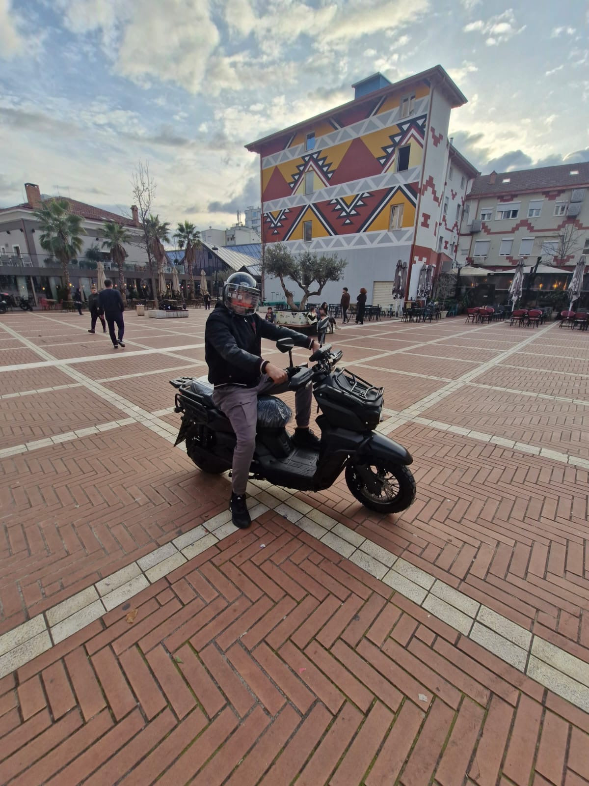 Tank: High speed 2000w 72v electric scooter motorcycle with disc brakes