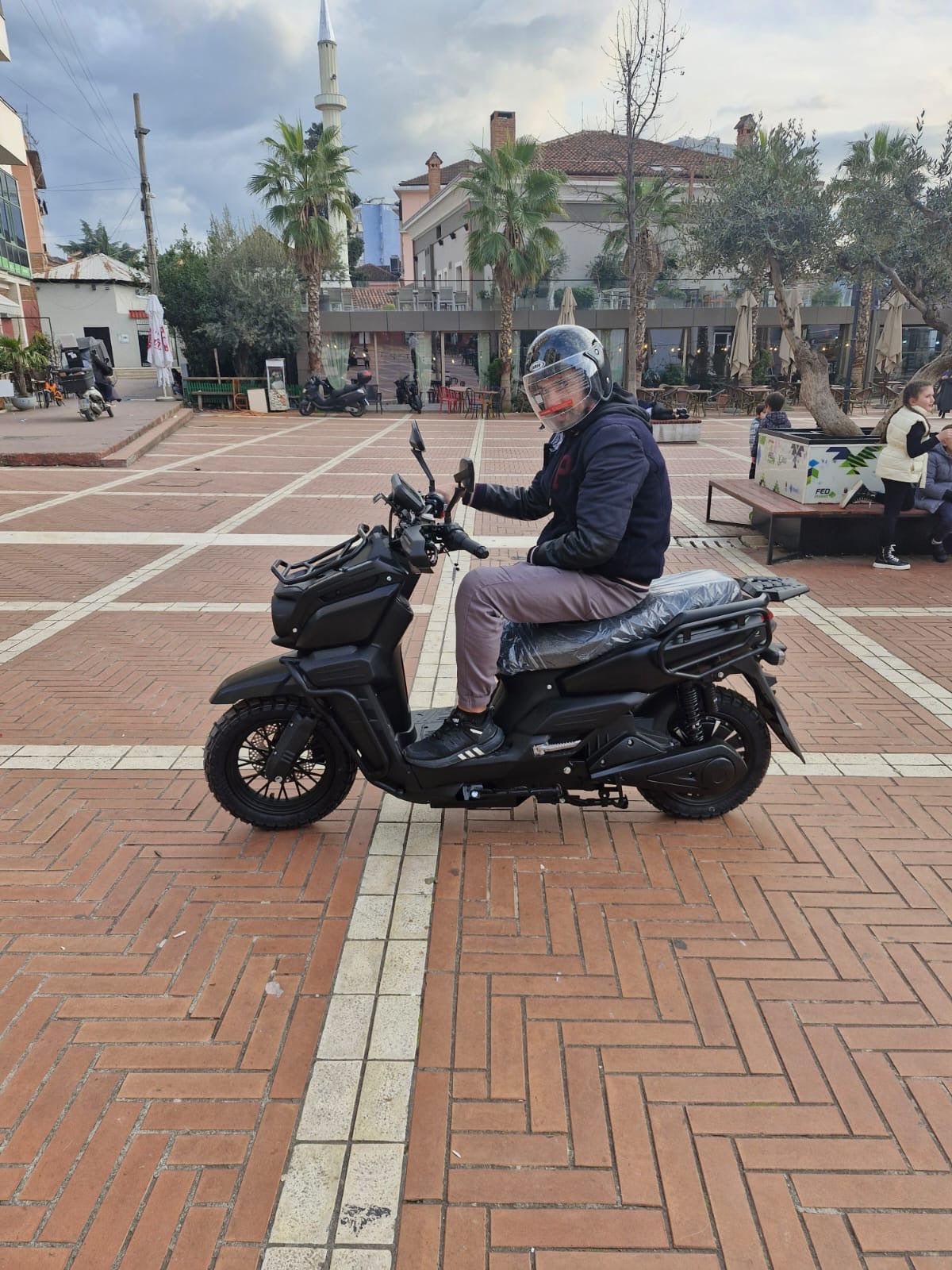 Tank: High speed 2000w 72v electric scooter motorcycle with disc brakes